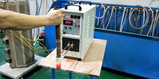 Dobra cena 60KW Szybka maszyna do lutowania indukcyjnego do dystrybutora ciepła i aluminiowego wymiennika ciepła w Internecie